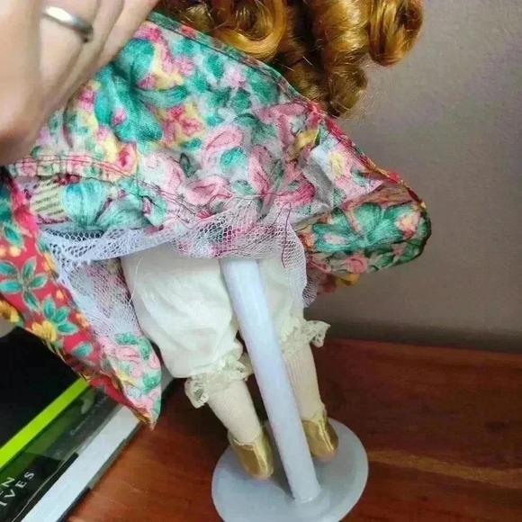 THE COLLECTORS CHOICE Porcelain Doll Blue Eyes Curly Brown Hair Floral Dress - Picture 9 of 9